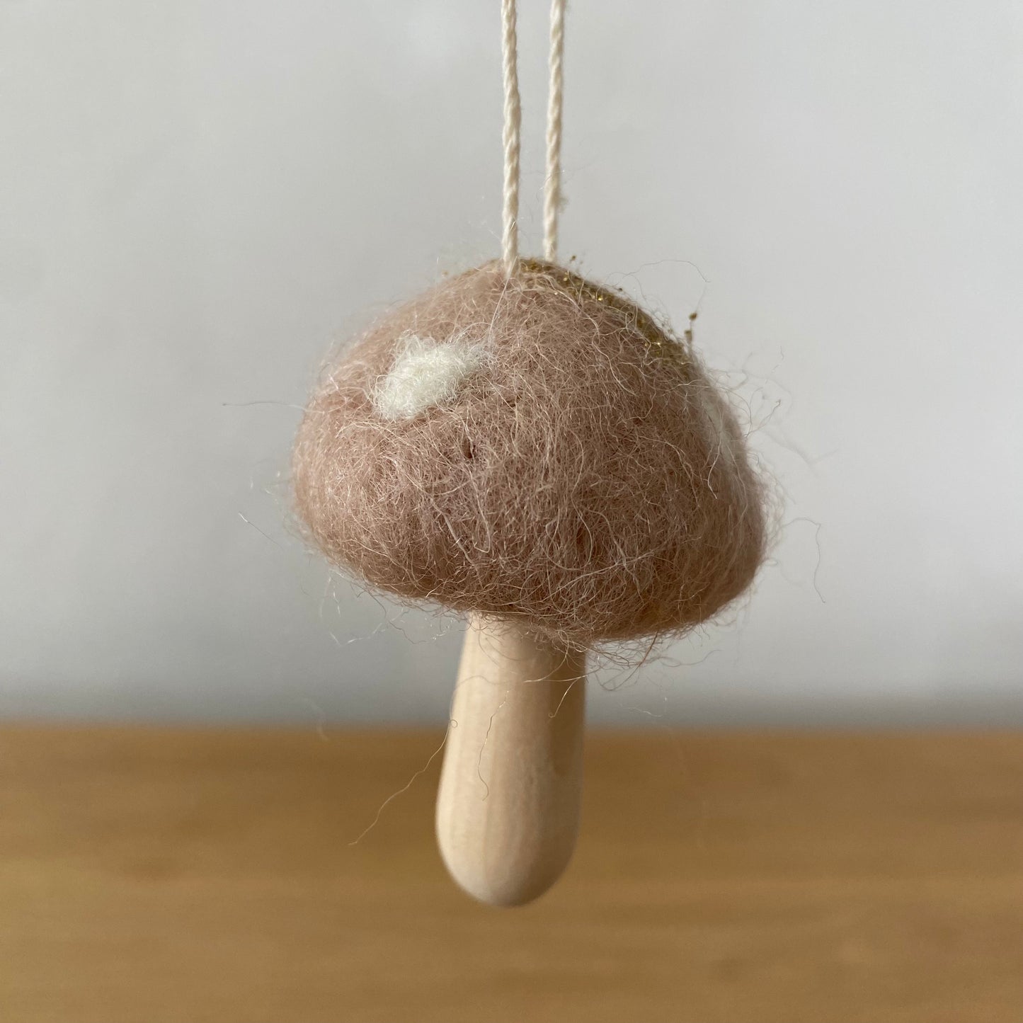 Ornement champignon en laine et bois
