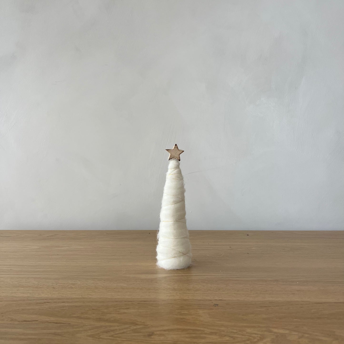 Arbre de Noël crème en laine avec étoile et base en bois