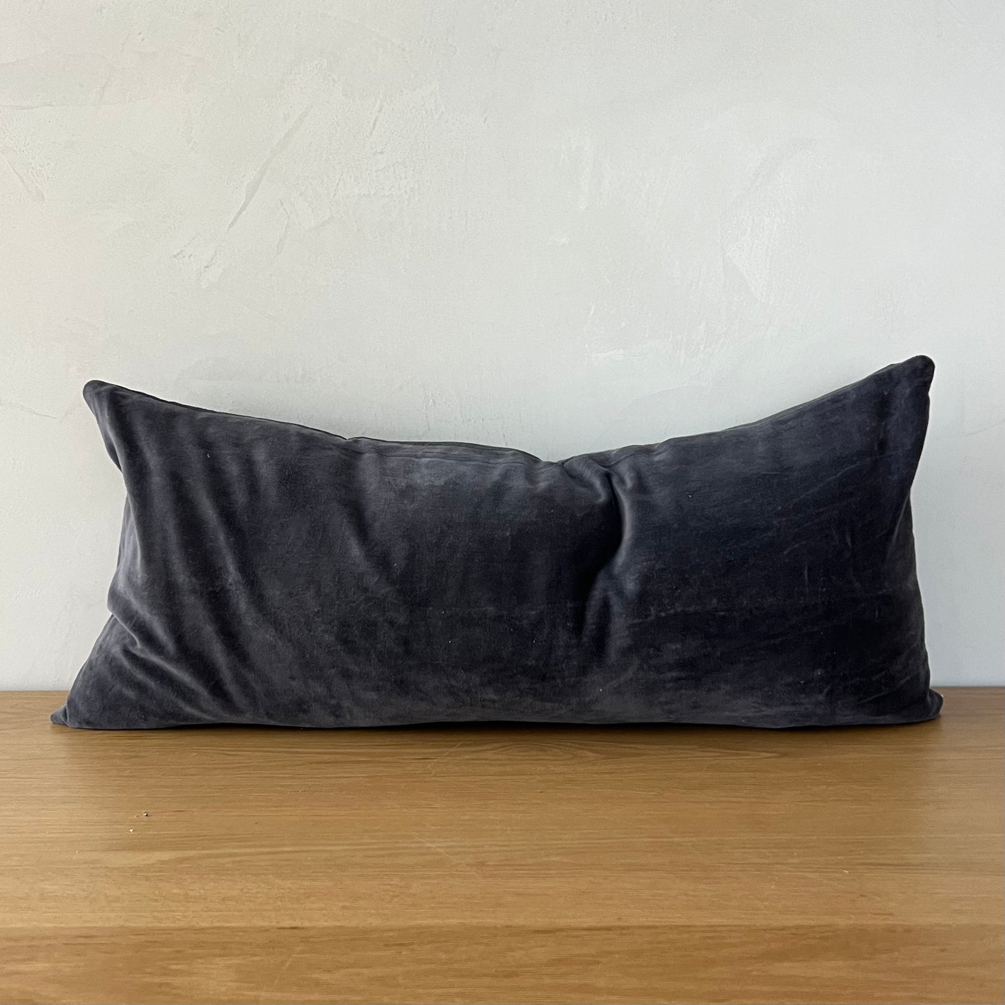 Housse de coussin en velours graphite Lima