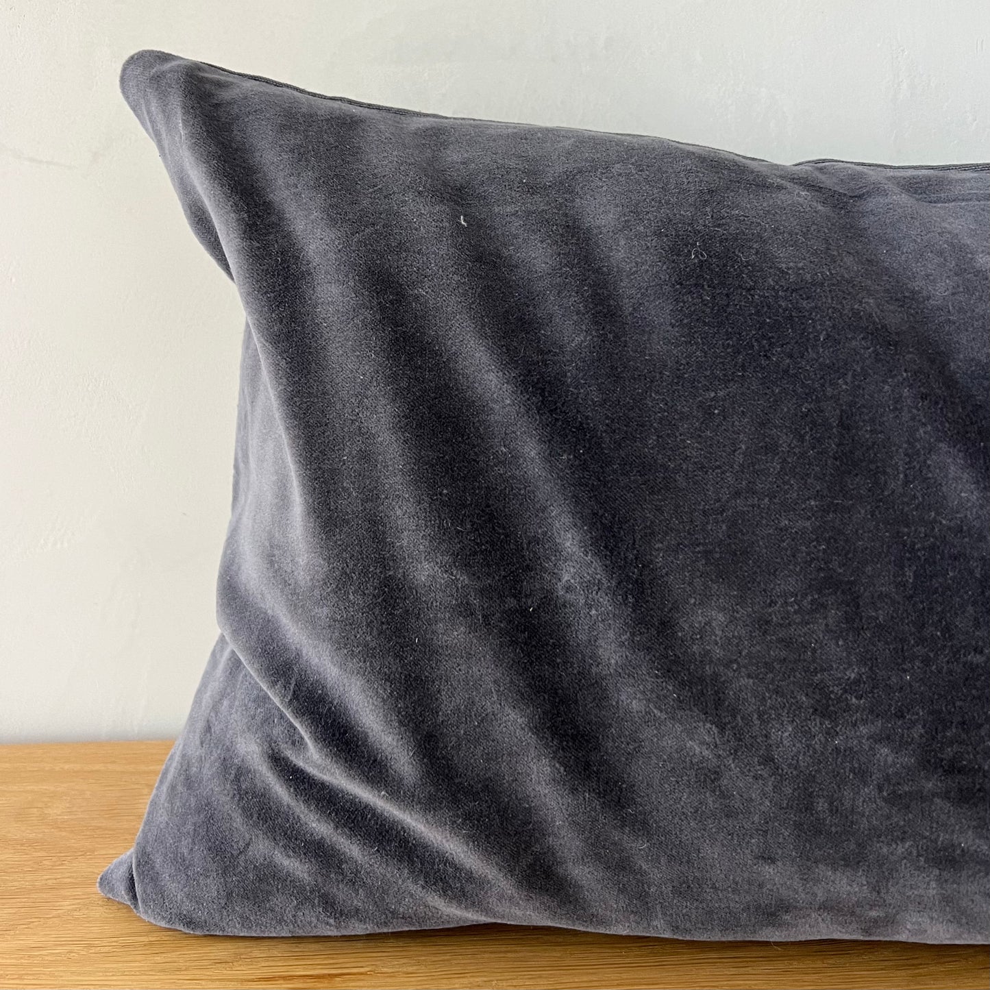 Housse de coussin en velours graphite Lima